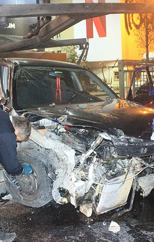 Beşiktaş'ta otomobil bariyerleri parçaladı