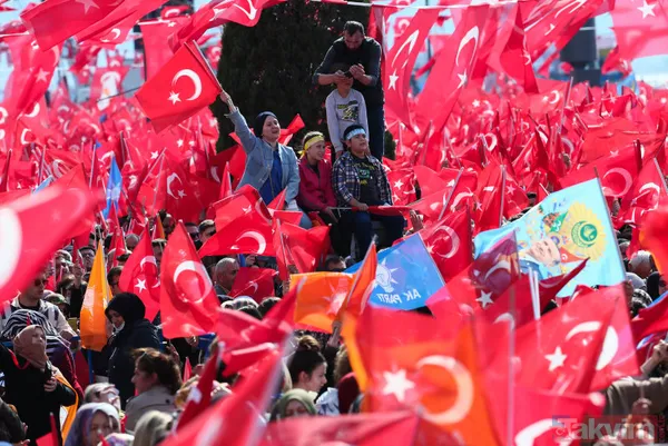 Türkiye Yüzyılı'nın şafağı söküyor! İzmir Gündoğdu Meydanı'nda tarihi kalabalık: Başkan Erdoğan için "Tayyip Baba" sloganları - 1