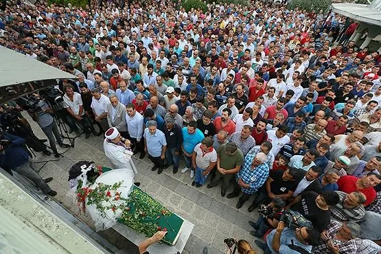 Ceylin son yolculuğuna gelinlik ve güllerle uğurlandı-1