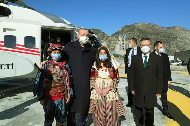 Başkan Erdoğan Aydın'da: Yöresel kıyafetli çocuklar karşıladı