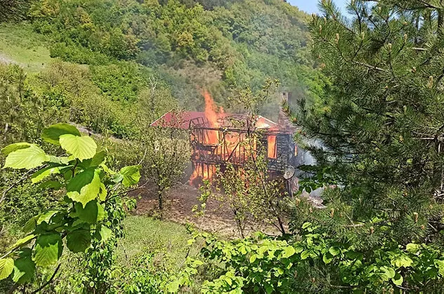 Kastamonu İnebolu'da yanan 2 katlı ahşap ev küle döndü