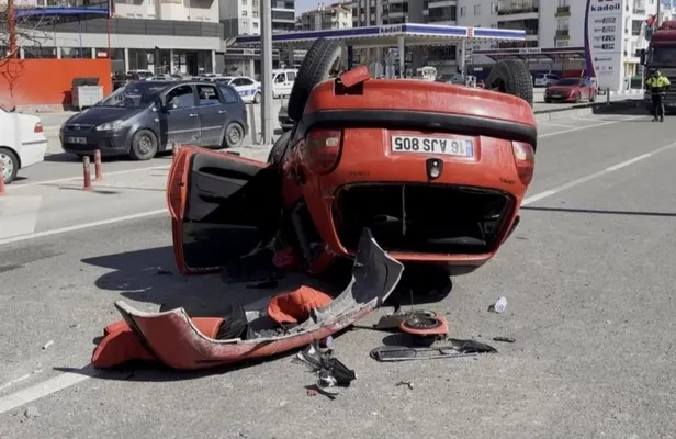 aksarayda-mucize-kurtulus-takla-atan-otomobilden-burnu-bile-kanamadan-cikti-1680357925144.jpeg Aksaray'da mucize kurtuluş! Takla atan otomobilden burnu bile kanamadan çıktı-3
