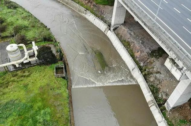 İstanbul'da çevre rezaleti havadan görüntülendi! Ömerli Barajı’na giden derelerdeki kirli su mide bulandırdı
