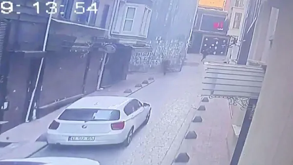 turkiyenin-en-populer-caddesi-istiklalde-yolu-acar-misiniz-diyen-kisi-kalcasindan-vuruldu-1634030111082.jpg Türkiye'nin en popüler caddesi İstiklal'de "Yolu açar mısınız?" diyen kişi kalçasından vuruldu-3