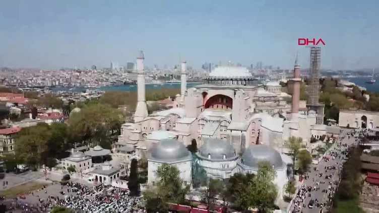 Ayasofya Camii'nde cuma namazı yoğunluğu
