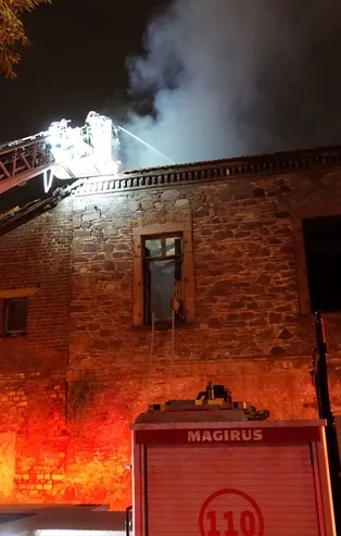 İzmir'de tarihi fabrika binasında yangın