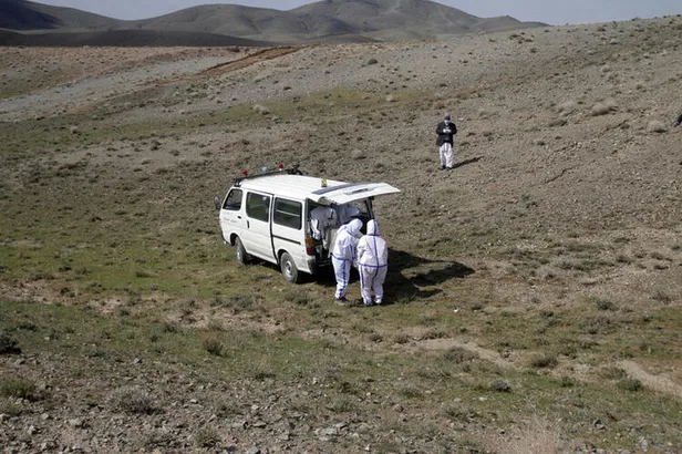 Dünyayı şoke eden görüntüler! Afganistan'da koronavirüsten ölenleri dağ başına gömdüler!-3