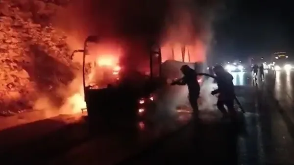 alev-alev-yanan-otobusun-icindeki-18-yolcu-son-anda-kurtarildi-1663014190471.jpg Alev alev yanan otobüsün içindeki 18 yolcu son anda kurtarıldı-2