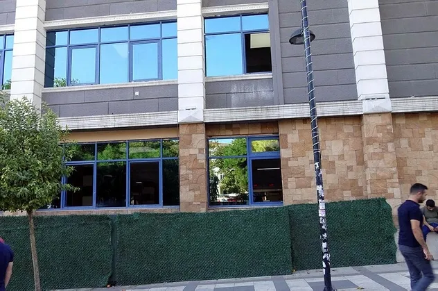 Avcılar'da dolap sallanınca deprem olduğunu zanneden kadın pencereden atladı