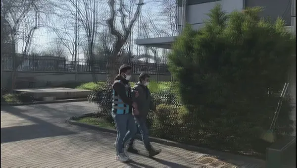 kadikoyde-otopark-ucreti-isteyen-degnekci-sucustu-yakalandi-1644822053766.jpg Kadıköy’de otopark ücreti isteyen değnekçi suçüstü yakalandı-1