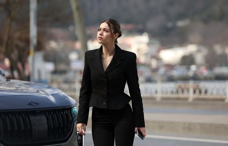 abi-11-bolumuyle-tum-kategorilerde-zirvede-yer-aldi-tahir-ogluna-iftira-atti-1774425473220.jpg A.B.İ. 11. bölümüyle tüm kategorilerde zirvede yer aldı: Tahir oğluna iftira attı!-4