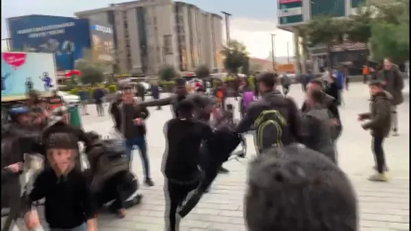 afrika-uyruklu-grup-ile-seyyar-fotografcilar-birbirlerine-girdi-1650180671938.jpg Afrika uyruklu grup ile seyyar fotoğrafçılar birbirlerine girdi!-5