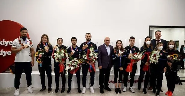 Milli sporcular yurda döndü! Coşkulu karşılama