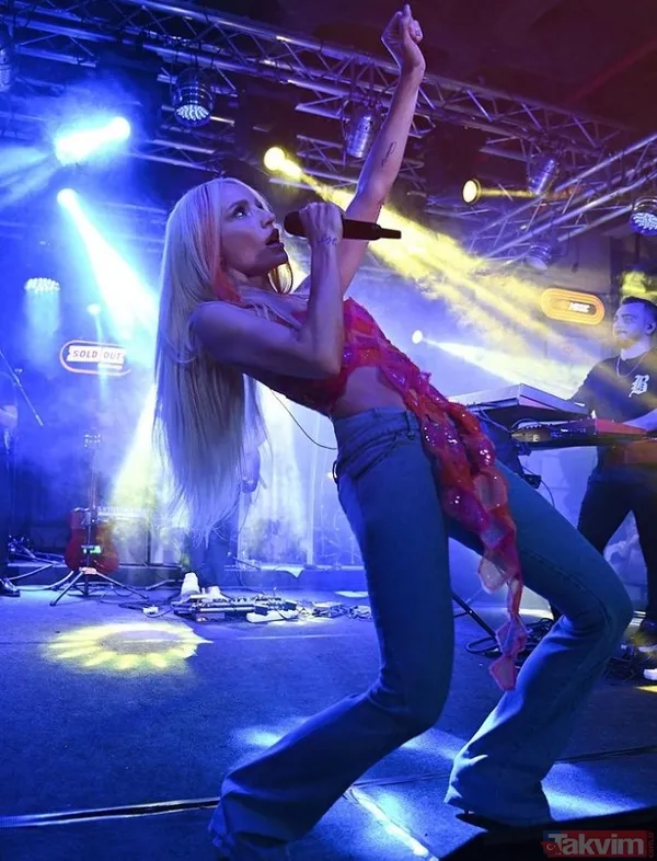 Gülşen sahne kıyafetiyle olay oldu, rezalete uydurduğu kılıfla tepki çekti: "Emzirmektir masum olan senin yaptığın teşhircilik" - 35