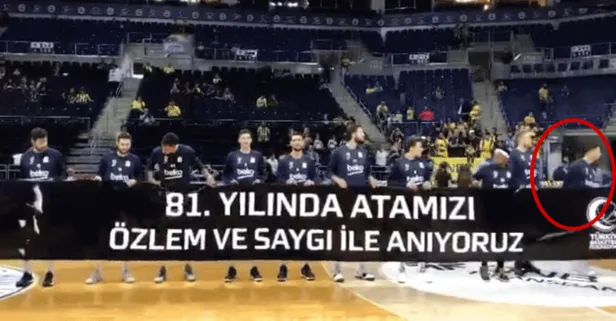 Fenerbahçe’nin Yunan basketbolcusu Sloukas Atatürk pankartını tutmadı
