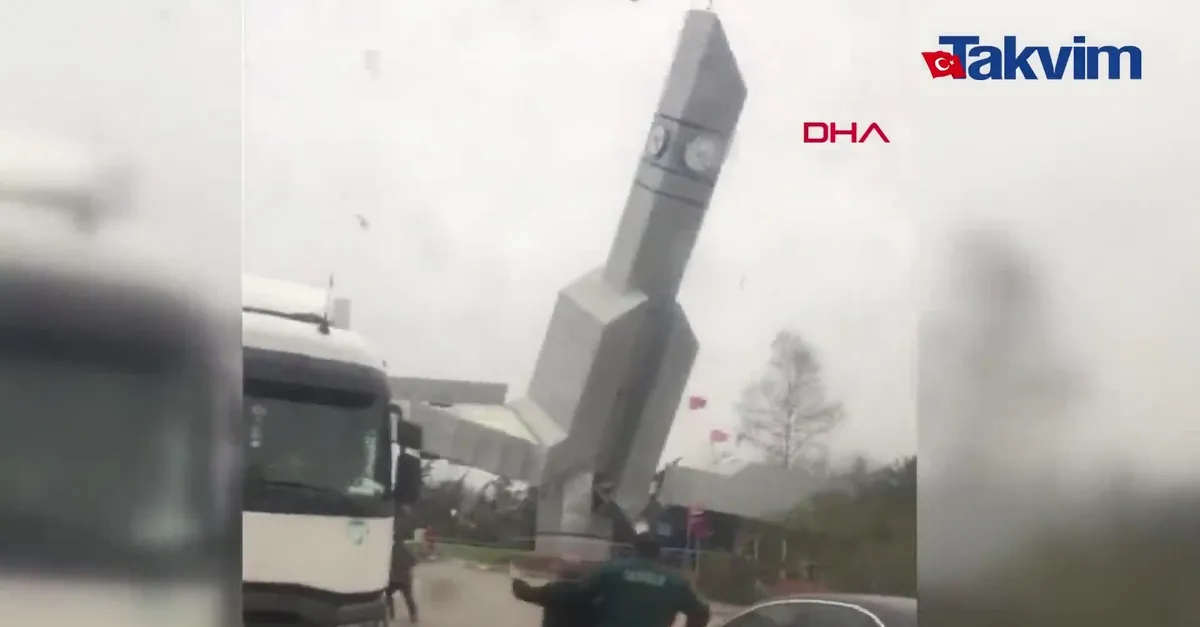 Çatalca'da saat kulesi devrildi
