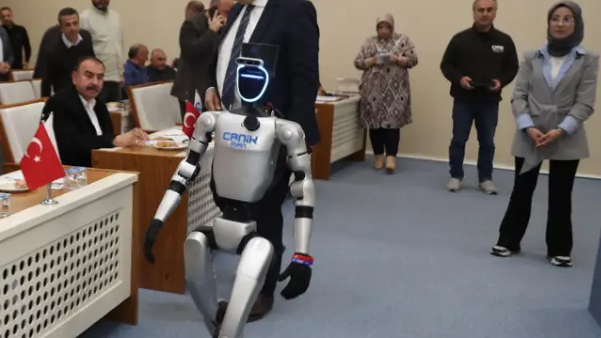 Türkiye'nin nüfusa kayıtlı ilk insansı robot CANİKMAN öğrencilerle buluştu
