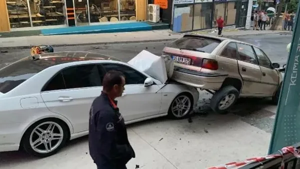 Ümraniye'de feci kaza! Park halindeki otomobiller yer değiştirdi!-2