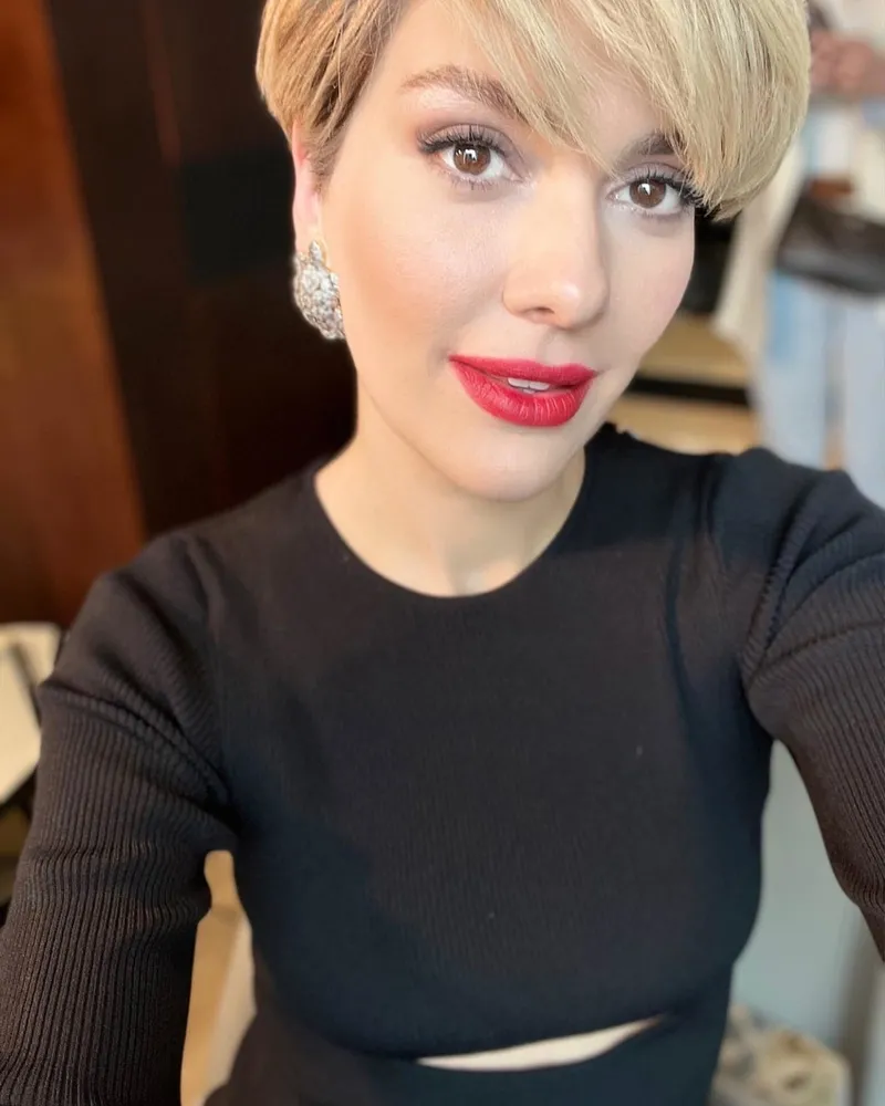 berguzar-korel-siki-dostu-esra-erolun-makyajsiz-halini-yayinladi-goren-hayran-kaldi-her-hali-ayri-guzel-1725112597836.jpg Bergüzar Korel sıkı dostu Esra Erol’un makyajsız halini yayınladı! Gören hayran kaldı: “Her hali ayrı güzel”-3