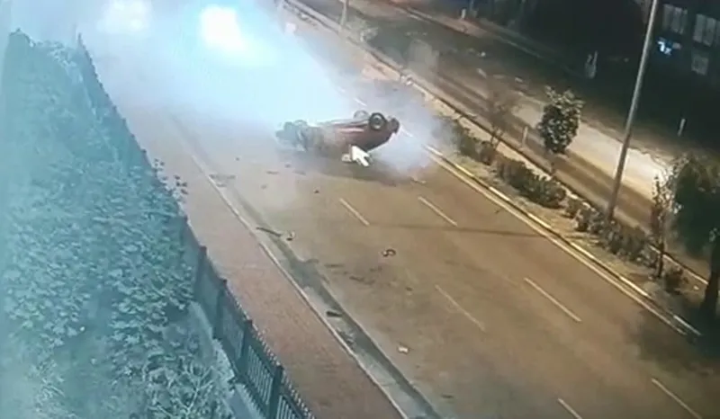 Hatay'da kontrolden çıkan otomobil yayalara çarptı. (İHA)