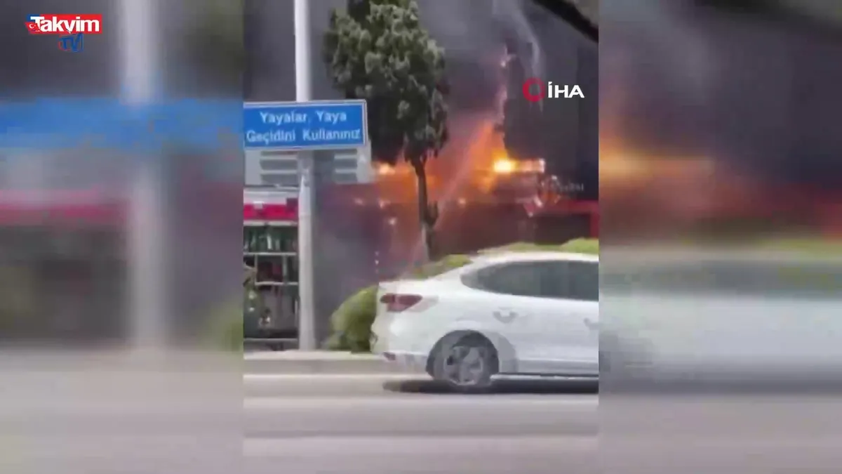İzmir'de mobilya mağazasında yangın