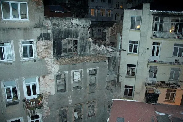Son dakika: Beyoğlu'nda 5 katlı binada kısmi göçük-3