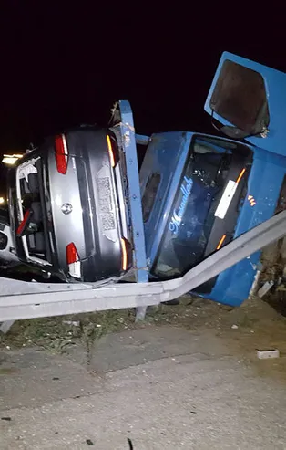 Lüks araçları taşıyan TIR devrildi