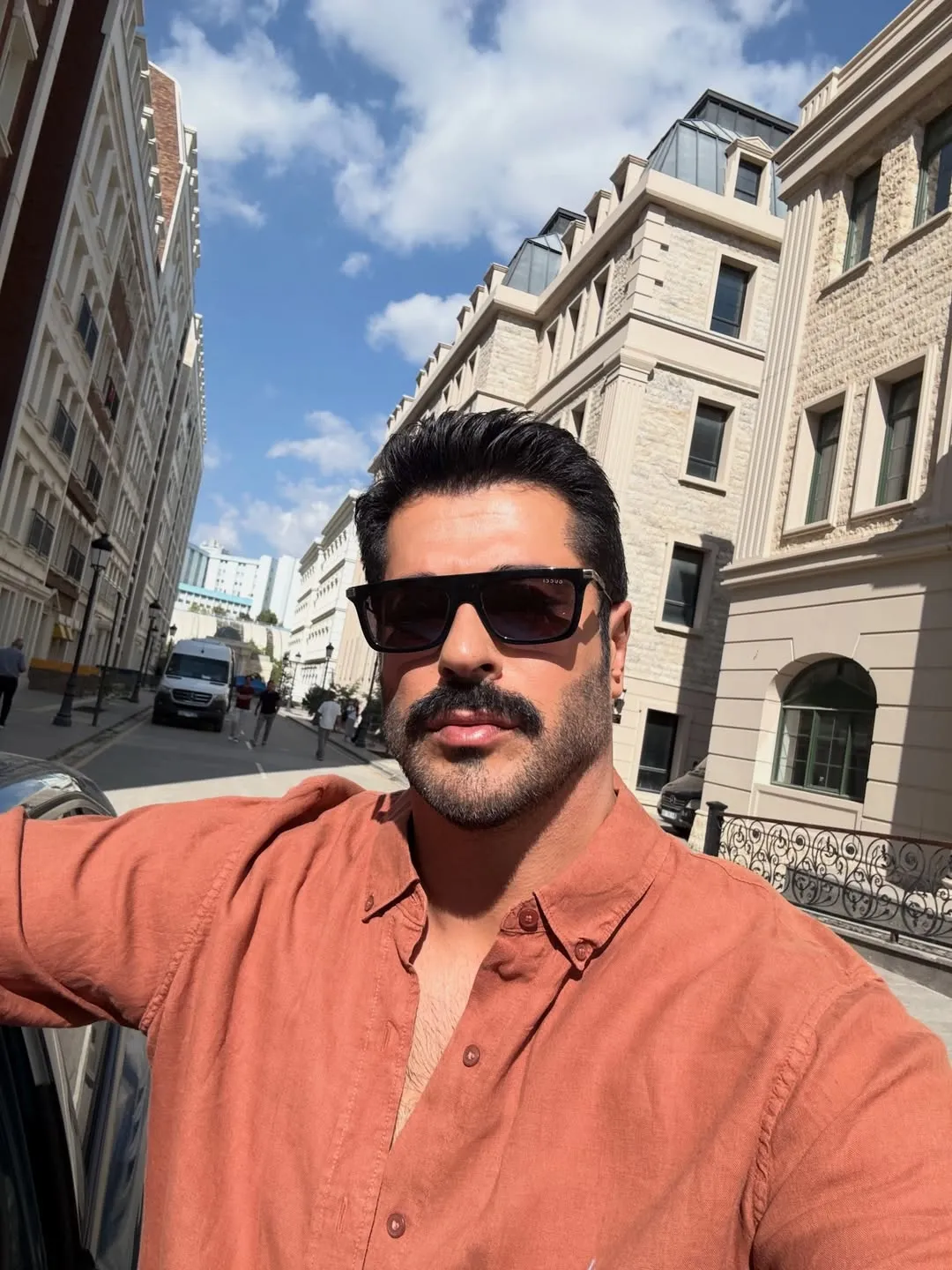 burak-ozcivitten-gunesin-dogdugu-yer-setinde-renkli-paylasim-1791466059508.jpg Burak Özçivit klasik arabasının camından gülümseyip paylaştı: Güneşin Doğduğu Yer setinde renkli anlar!-5