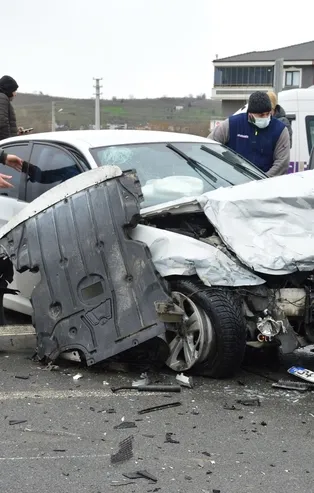 Sakarya'da duble yolda iki lüks araç kafa kafaya çarpıştı: Yaralılar var