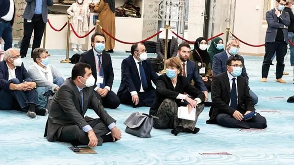 almanyadan-cesur-karar-koln-belediye-baskani-henriette-reker-irkcilara-ragmen-cuma-gunleri-ezan-okunmasina-onay-verdi-1634019814690.jpg Almanya'dan cesur karar! Köln Belediye Başkanı Henriette Reker ırkçılara rağmen cuma günleri ezan okunmasına onay verdi-2