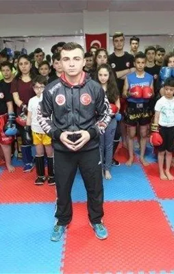 Özel harekatçılar yetiştiriyor