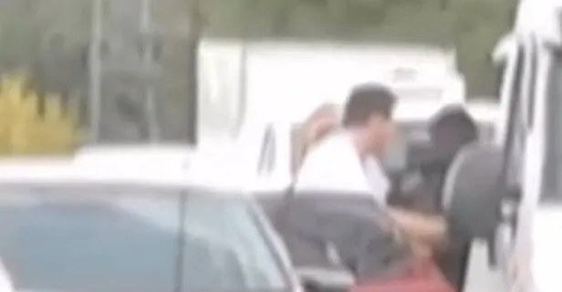 Beykoz’da sürücülerin yumruklu kavgası kamerada! Camdan çıkıp saldırdı