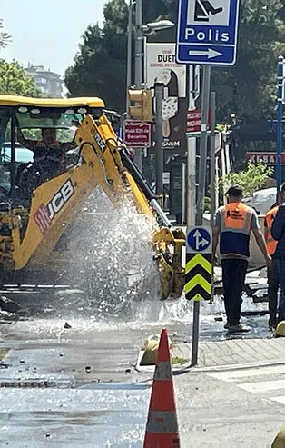 Son dakika: İBB yol çalışması sırasında İSKİ borusunu patlattı!