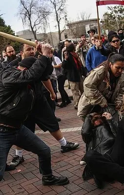 Trump destekçileri ile karşıt görüşlüler arasında kavga