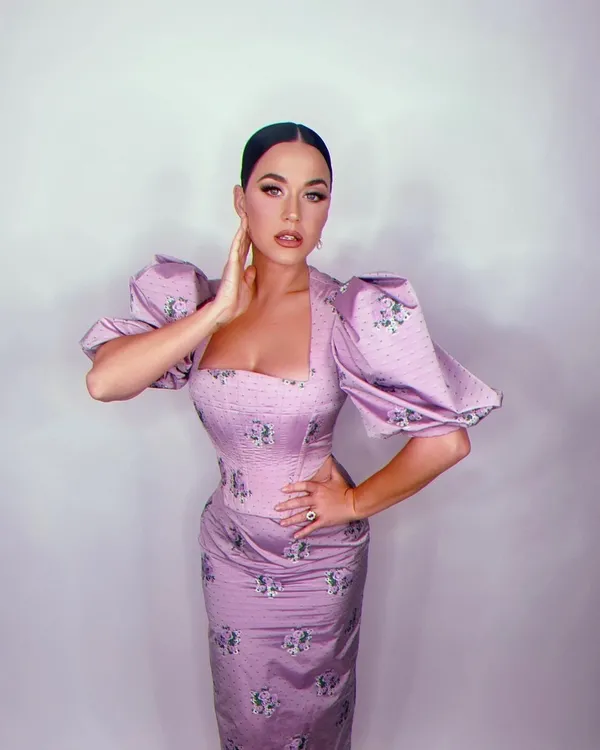 katy-perrynin-canli-yayinda-pantolonu-oyle-bir-yerden-patladi-ki-goren-sasti-kaldi-milyonlarin-onunde-buldukla-1648660450370.jpg Katy Perry'nin canlı yayında pantolonu öyle bir yerden patladı ki! Gören şaştı kaldı milyonların önünde buldukları çözüm çok konuşuldu-5