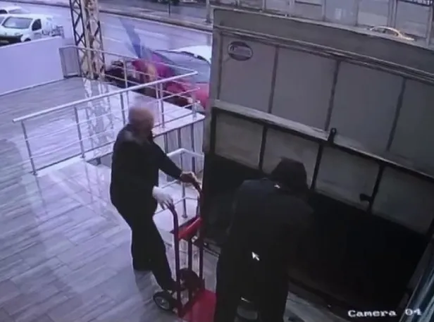 Ataşehir’de direksiyon hakimiyetini kaybeden sürücü dehşet saçtı: 1 yaralı-5