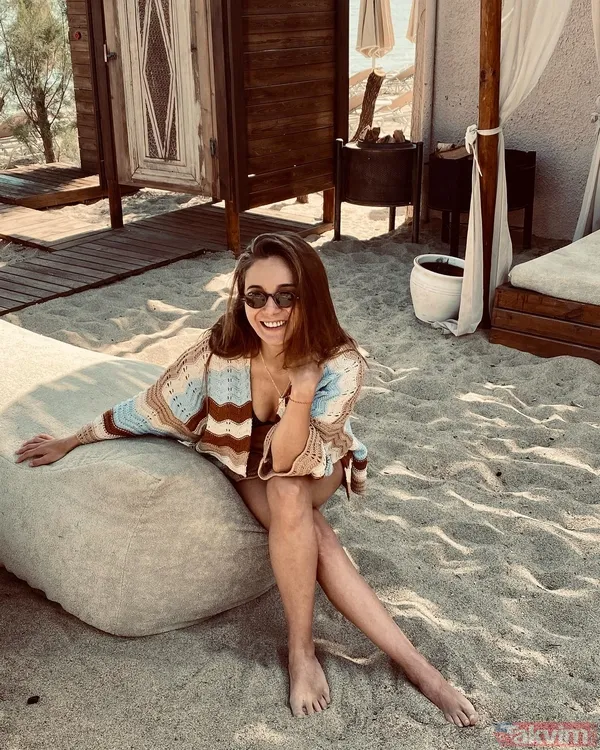 Aziz’in Dilruba’sı Damla Sönmez kumsal pozlarıyla ortalığı salladı! Bikiniyle poz veren Damla'ya Merve Dizdar kayıtsız kalmadı - 8