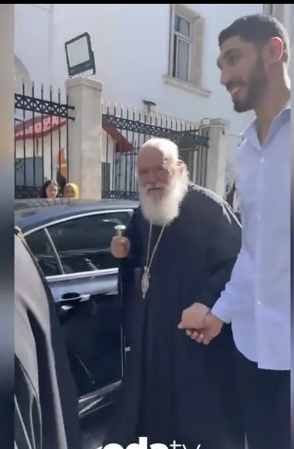 fetocu-enes-kanterin-yunan-sevgisi-once-direge-sonra-papaza-sarildi-1666351601664.jpg FETÖ'cü Enes Kanter'in Yunan sevgisi! Önce direğe sonra papaza sarıldı-3