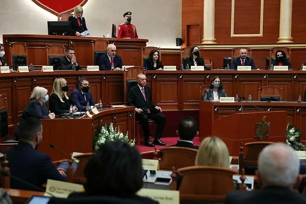 Başkan Erdoğan'dan Arnavutluk ziyareti dönüşü uçakta önemli açıklamalar! Bölgesel ve ekonomik gelişmeler, enerji keşfi, iç siyaset...-7