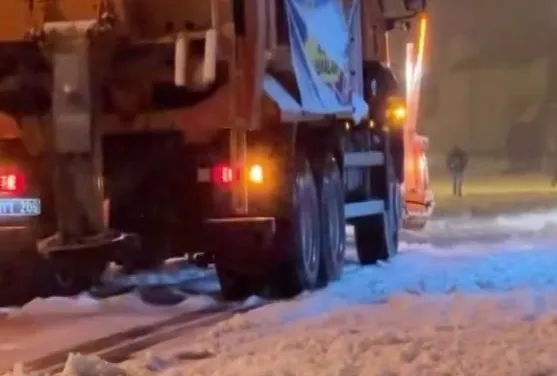 İBB kar küreme aracı yolda mahsur kaldı