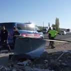 Kırkkale’de feci kaza: Otomobil servis aracı bekleyen yayaya ve tır dorsesine çarptı 1 ölü 2 ağır yaralı