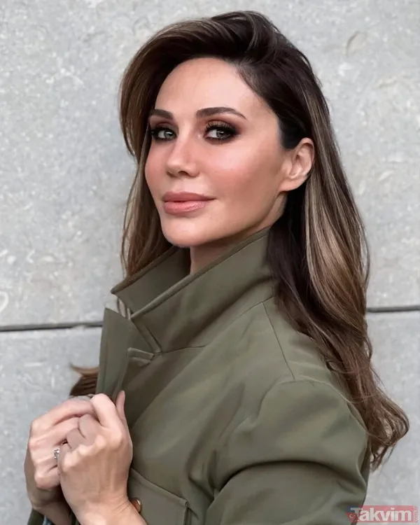 2 çocuk annesi Demet Şener’den yırtmaçlı elbisesi ile havalı pozlar! “Var mı daha güzeli?” deyip paylaştı! - 9