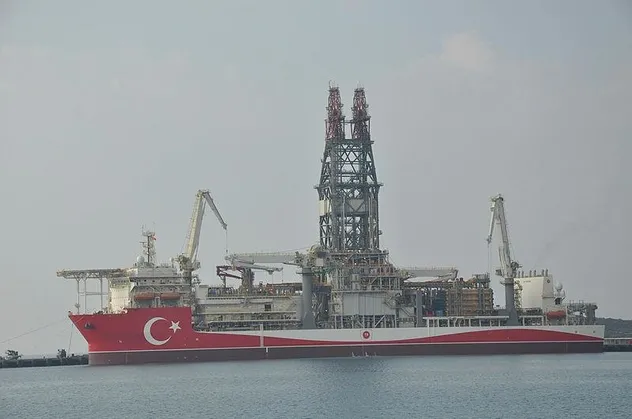 Türkiye’nin en güçlü sondaj gemisi "Abdülhamid Han" kırmızı beyaza boyandı Türk bayrağı işlendi
