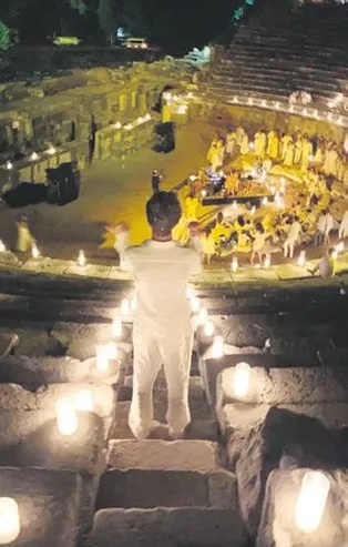 Burak Öymen ve Tereza Maxova, Milet Antik Kent’te parti yaptı