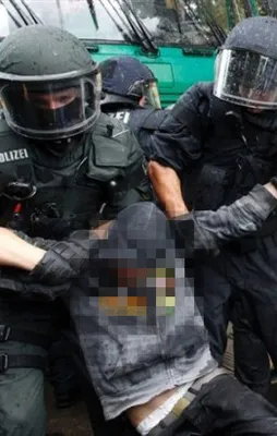Almanya'da polis şiddeti