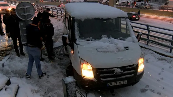 istanbullularin-kar-ile-imtihani-e-5-trafige-kapandi-taksiciler-normal-ucretin-bes-katini-istedi-1613417548876.jpg İstanbulluların kar ile imtihanı! E-5 trafiğe kapandı, taksiciler normal ücretin beş katını istedi...-4