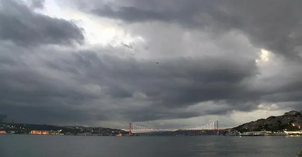 Son dakika: İstanbullular güne sis ve kara bulutlarla uyandı