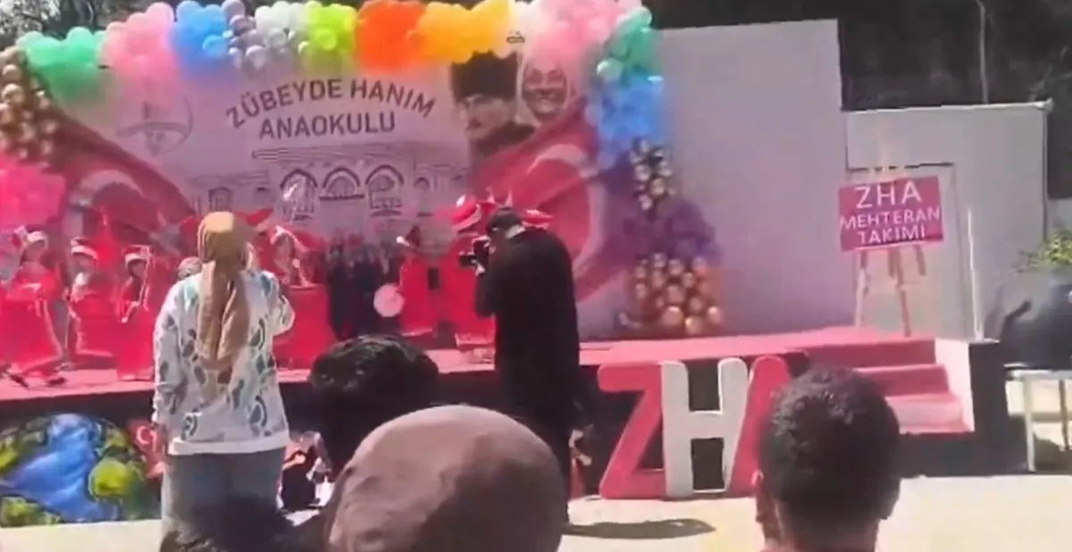 cocuklarin-mehter-gosterisini-yarida-kestiler-1777113551254.jpeg Çocukların mehter gösterisinde skandal müdahale! Müziği kestiler-3