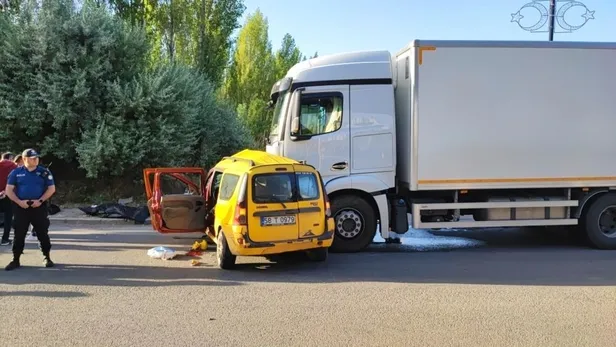 Sivas'ta feci kaza! Kamyon çarptığı ticari taksiyi sürükledi: 4 ölü-2