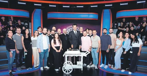 Kim Milyoner Olmak İster'in sunucusu Kenan İmirzalıoğlu'na stüdyoda sürpriz doğum günü kutlaması